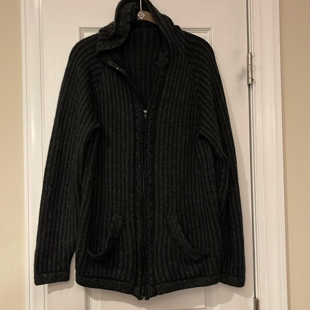 men’s zip up sweater with pockets Size M very soft